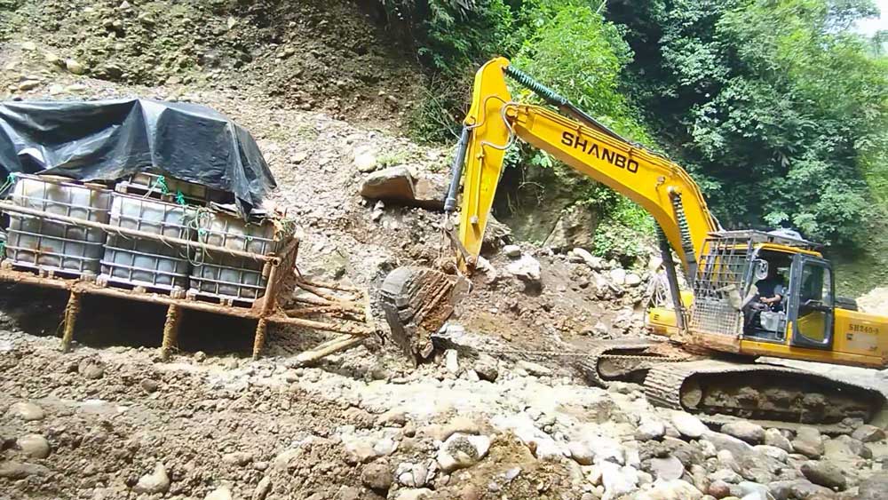 SH240-8履带式挖掘机穿越亚马逊雨林泥泞地形为南美客户运输货物