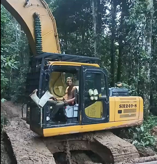 久经考验的大马力 SH240-8 履带式挖掘机穿越丛林泥浆、河流和泥石流进行山地采矿