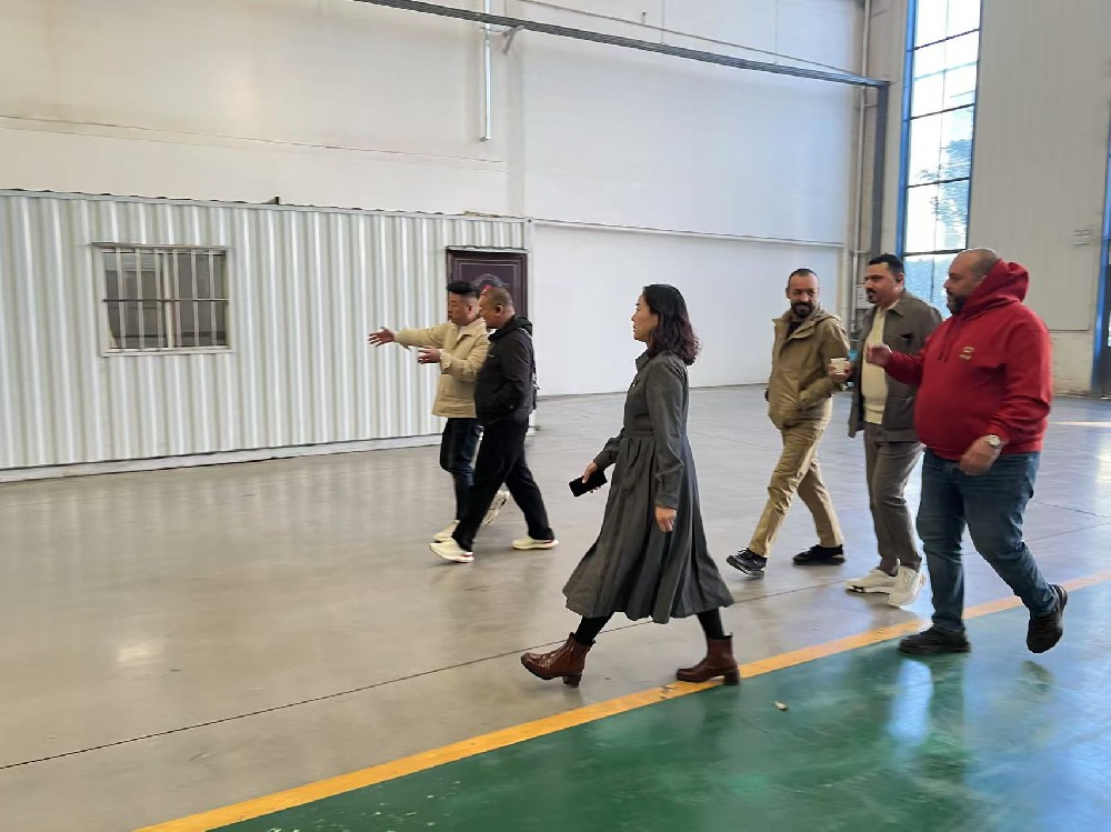 俄罗斯客户参观中国推土机工厂，咨询并订购两台SD60重型推土机