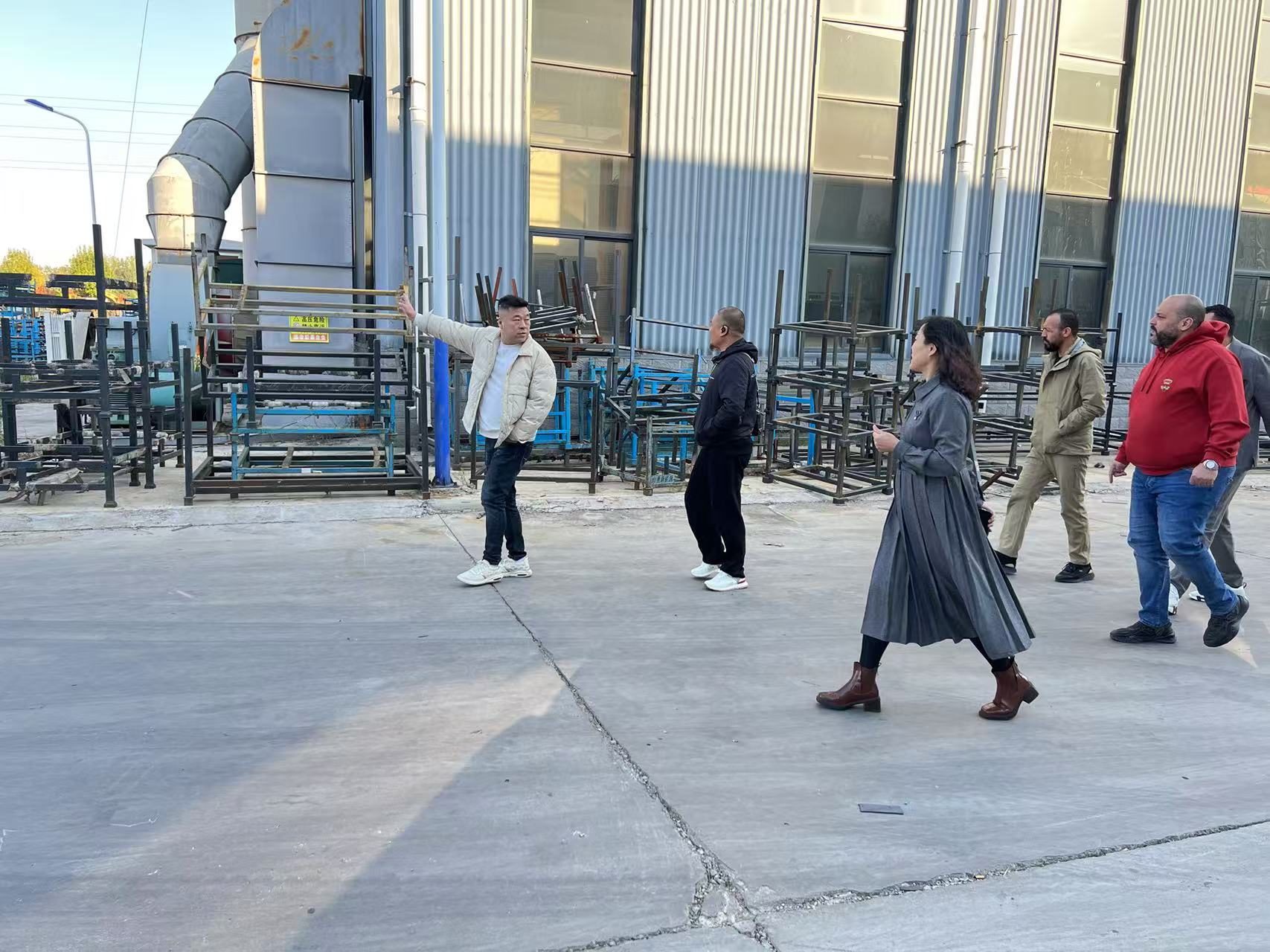 俄罗斯客户参观中国推土机工厂