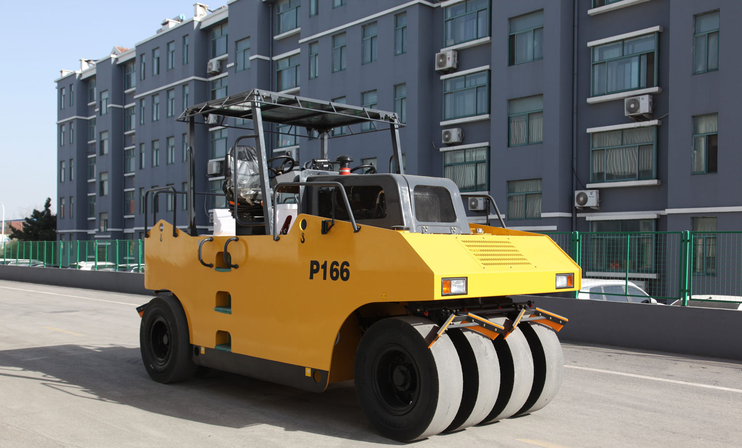 P166不带驾驶室 轮胎压路机